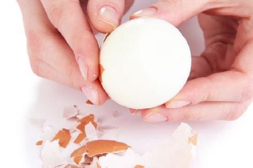 Luộc trứng thả thêm thứ này vào nồi, trứng dễ bóc vỏ lại vàng ươm bắt mắt