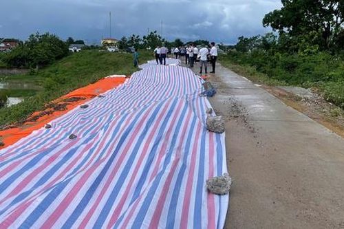Hà Nội: Hạn chế lưu thông qua tuyến đê bị sụt lún