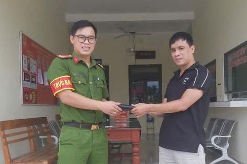 Đi đám cưới về nhặt được hơn 21 triệu tiền đánh rơi, anh nông dân nhờ công an tìm trả lại chủ nhân