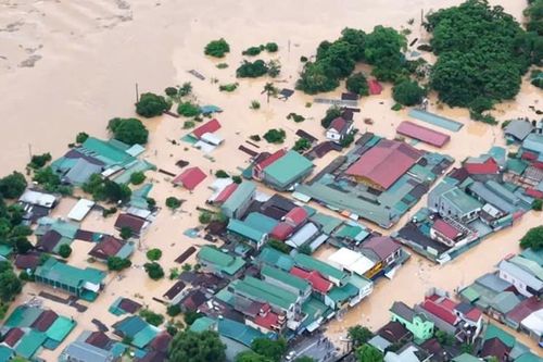Mưa lớn, hàng trăm nhà dân ở Nghệ An ngập sâu trong biển nước