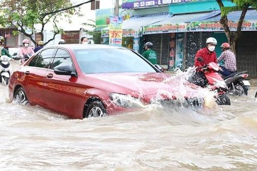 Lái xe qua đường ngập cần lưu ý gì?