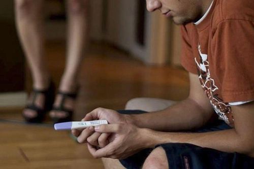 Lấy que thử thai của bạn gái để thử, nam thanh niên sửng sốt nhận kết quả hai vạch