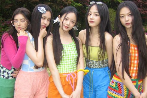 NewJeans kỷ niệm 3 năm debut giữa bão tố