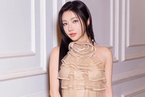 Nữ ca sĩ Việt gây sốt với hành động ấm lòng dành cho đồng nghiệp