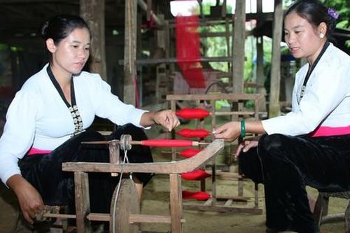 Chiếc điện thoại thông minh đưa bản làng khởi sắc