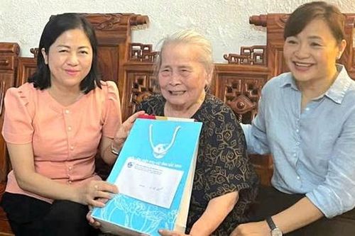 Hội LHPN Bắc Ninh tặng quà gia đình chính sách, nắm bắt hoạt động Hội cơ sở sau sáp nhập