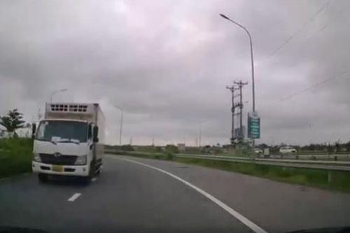 Xử phạt 19 triệu đồng tài xế đi ngược chiều đường gom Khu công nghiệp Yên Bình