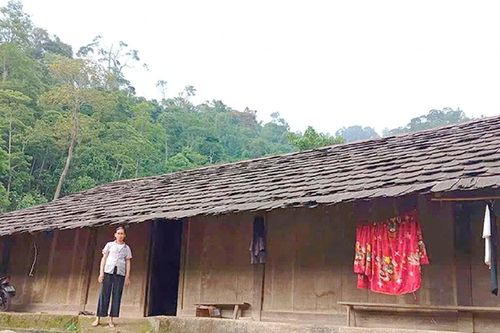 Độc đáo nhà gỗ của người Mông ở Ché Lầu