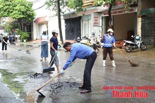 Khẩn trương dọn vệ sinh môi trường sau mưa bão