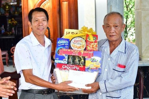 Các địa phương tổ chức thăm, tặng quà gia đình chính sách tiêu biểu