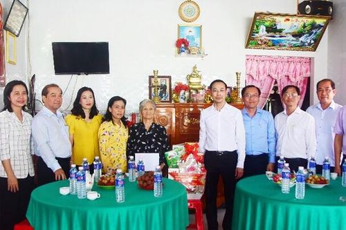 Phó Bí thư Thường trực Tỉnh ủy, Chủ tịch HĐND tỉnh An Giang thăm gia đình chính sách và làm việc với 2 phường Vĩnh Tế và Châu Đốc