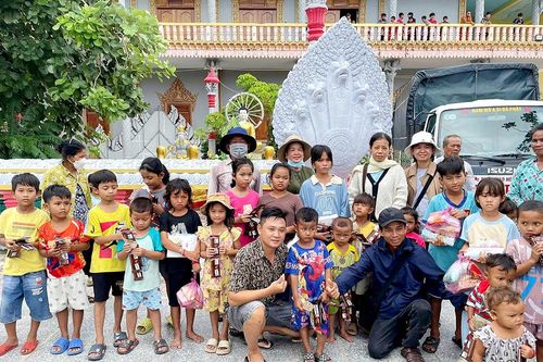 Tặng 400 phần quà cho người dân và học sinh đồng bào Khmer
