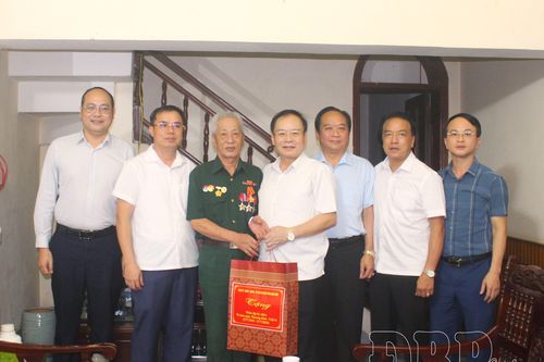 Phó Bí thư Thường trực Tỉnh ủy Mùa A Sơn thăm, tặng quà gia đình chính sách dịp 27/7
