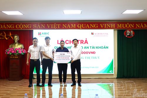 ABIC Chi nhánh Sơn La chi trả 45,425 triệu đồng quyền lợi bảo hiểm 'Bảo an tài khoản' cho khách hàng