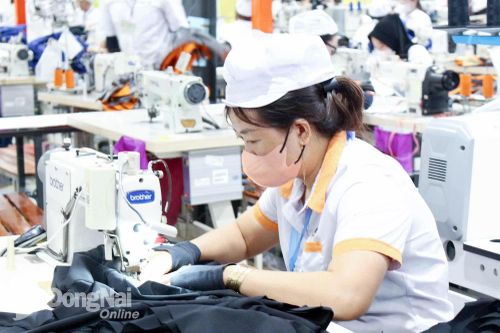 Ngành dệt may khởi sắc, công nhân yên tâm làm việc
