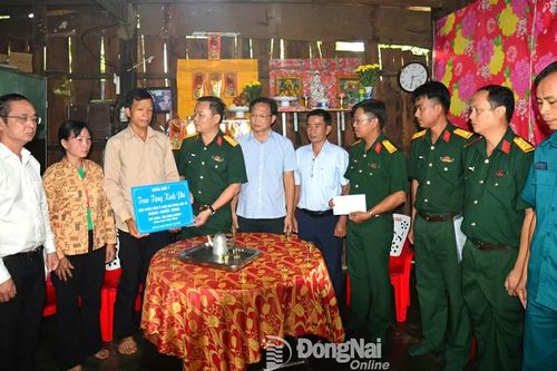 Đại tá Bùi Đăng Ninh thăm và tặng quà gia đình chính sách tại Định Quán, Thanh Sơn và Tân Phú