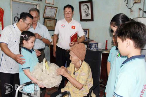 Thiếu nhi thăm, tặng quà gia đình chính sách, người có công tại phường Trấn Biên