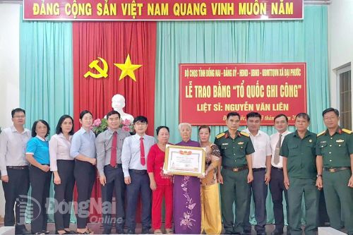 Trao bằng Tổ quốc ghi công cho thân nhân 2 liệt sĩ tại Đồng Nai
