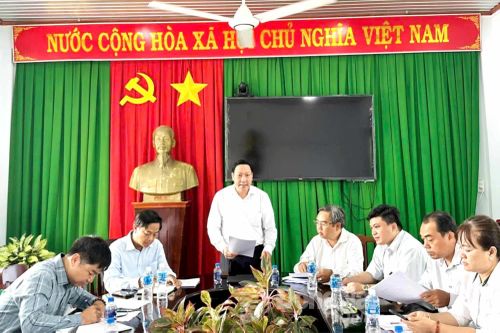 Phó trưởng đoàn chuyên trách Đoàn Đại biểu Quốc hội tỉnh Bùi Xuân Thống làm việc tại xã Tà Lài