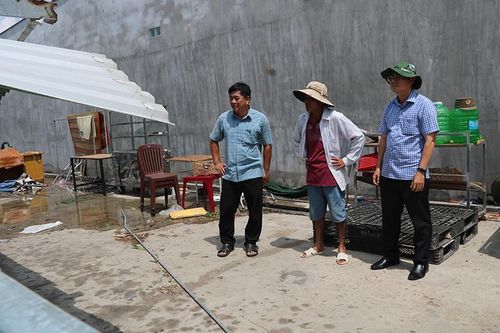 Lãnh đạo Sở Nông nghiệp và Môi trường thăm hỏi người dân bị ảnh hưởng do giông lốc