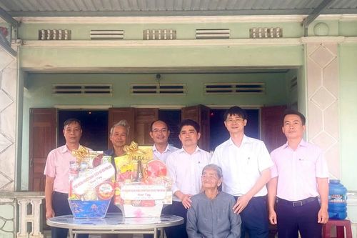 Chi nhánh Ngân hàng CSXH tỉnh thăm, tặng quà Mẹ Việt Nam Anh hùng