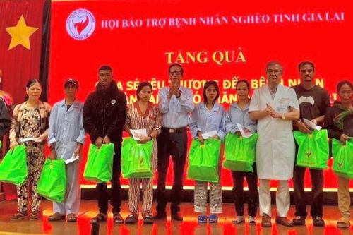 Tặng quà cho bệnh nhân nghèo tại Bệnh viện Đa khoa Gia Lai