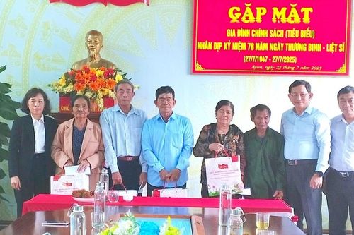 Trưởng Ban Tổ chức Tỉnh ủy Gia Lai Mai Việt Trung thăm, tặng quà các gia đình chính sách