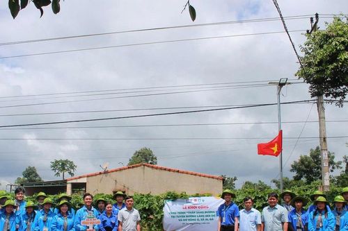 Khởi công công trình 'Thắp sáng đường quê' tại xã Al Bá