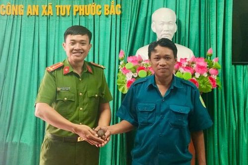 Người dân tự nguyện giao nộp 1 quả lựu đạn còn nguyên