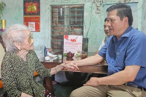Phó Chủ tịch Thường trực HĐND tỉnh Gia Lai Trương Văn Đạt thăm, tặng quà các gia đình chính sách