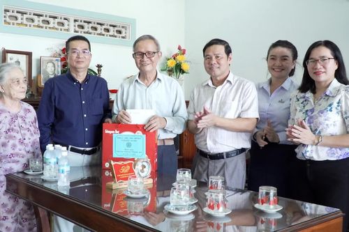 Phường Bắc Cam Ranh: Thăm, tặng quà gia đình người có công