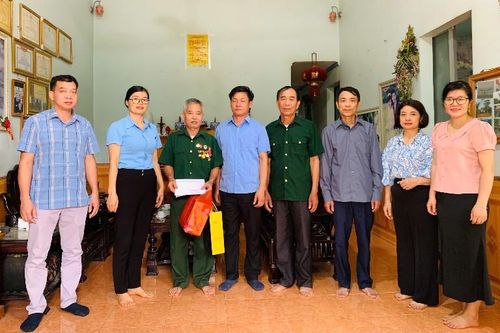Thăm, tặng quà gia đình chính sách, người có công