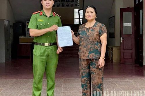 Công an xã hỗ trợ người dân nhận lại 305 triệu đồng do chuyển khoản nhầm