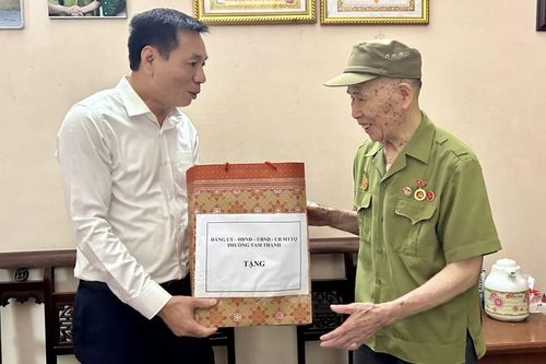 Lãnh đạo phường Tam Thanh thăm, tặng quà các gia đình chính sách