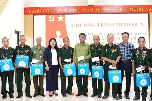 HĐND tỉnh tặng quà người có công trên địa bàn phường Văn Phú