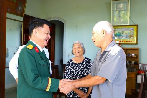Lãnh đạo Bộ CHQS tỉnh Lâm Đồng thăm, tặng quà gia đình chính sách