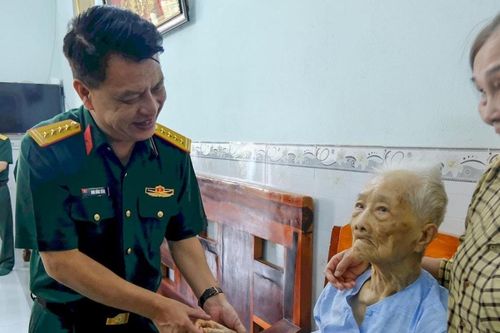Bộ CHQS Lâm Đồng tổ chức 9 đoàn công tác thăm, tặng quà Mẹ Việt Nam anh hùng