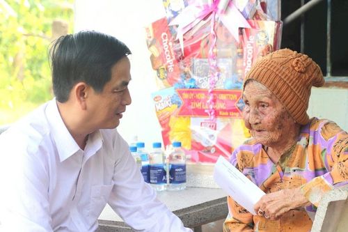 Trưởng Ban Tuyên giáo và Dân vận Tỉnh ủy Lâm Đồng thăm, tặng quà Mẹ Việt Nam Anh hùng