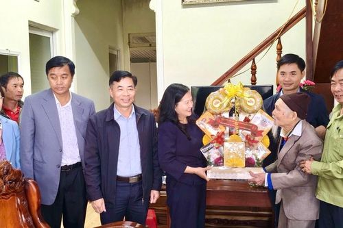 Lãnh đạo phường Lang Biang - Đà Lạt thăm, tặng quà gia đình chính sách