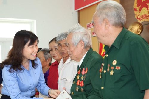 Phó Chủ tịch Ủy ban MTTQ Việt Nam tỉnh Lâm Đồng Hà Thị Hạnh gặp mặt, tặng quà các gia đình chính sách, người có công tại xã Krông Nô