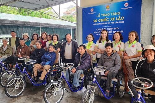 Trao tặng 20 xe lắc cho người khuyết tật và quà cho trẻ mồ côi