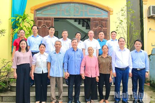 Đồng chí Phó Chủ nhiệm Thường trực Ủy ban Kiểm tra Trung ương thăm, tặng quà gia đình Liệt sĩ Đỗ Tiến Dĩnh