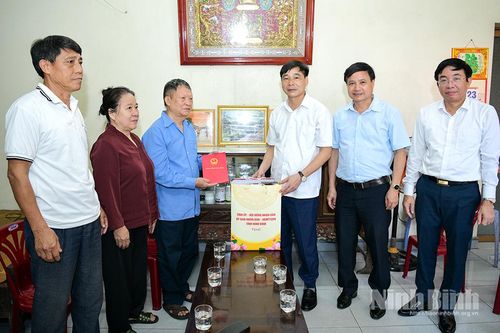 Đồng chí Phó Chủ tịch UBND tỉnh thăm, tặng quà người có công với cách mạng nhân dịp 27/7