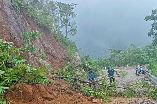 Sau bão là nỗi lo sạt lở đất