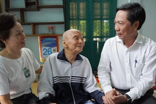 Phó Chủ tịch Thường trực UBND tỉnh thăm, tặng quà gia đình chính sách