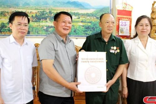 Đồng chí Phó Bí thư Thường trực Tỉnh ủy thăm, tặng quà gia đình chính sách xã Quỳnh Nhai
