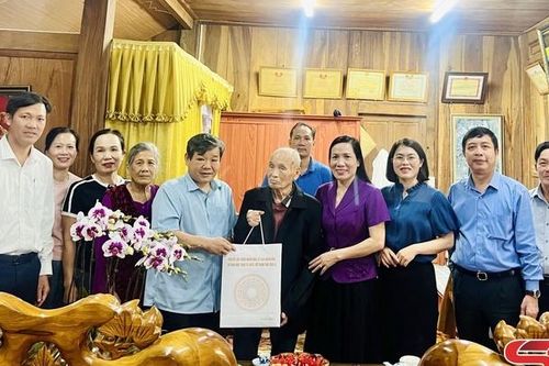 Thăm, tặng quà các gia đình chính sách phường Mộc Châu