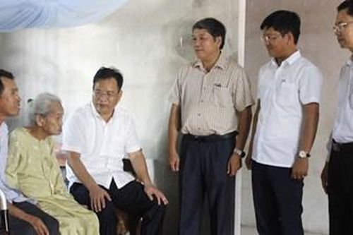 Phó Bí thư Thường trực Thành ủy và Trưởng ban Nội chính Thành ủy thăm, tặng quà gia đình chính sách