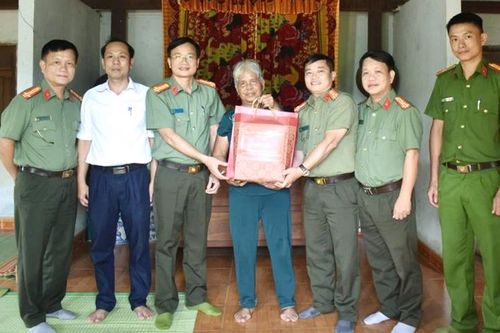 Công an TP. Huế thăm hỏi các gia đình chính sách