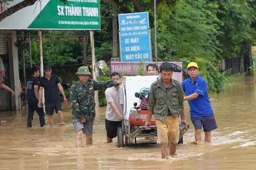 Lốc xoáy làm tốc mái hàng chục ngôi nhà, trường học, sơ tán 140 bệnh nhân đến nơi an toàn